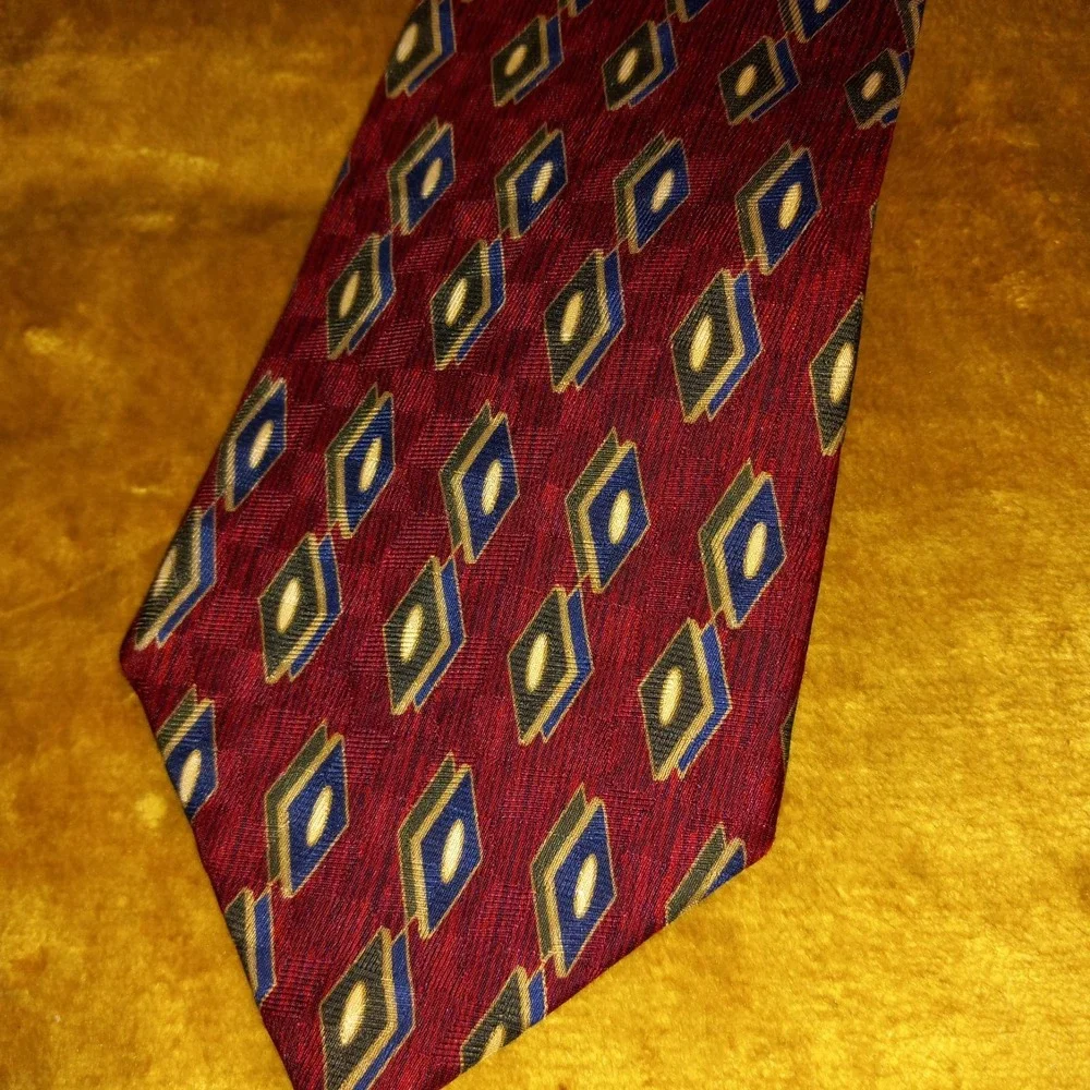 Leviner Wood Gentlemen's clothiers Red w/ Geometric diamonds 100% silk hand sewn